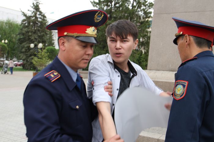 Полиция Уральска обратилась в прокуратуру за разъяснением о пустом плакате 