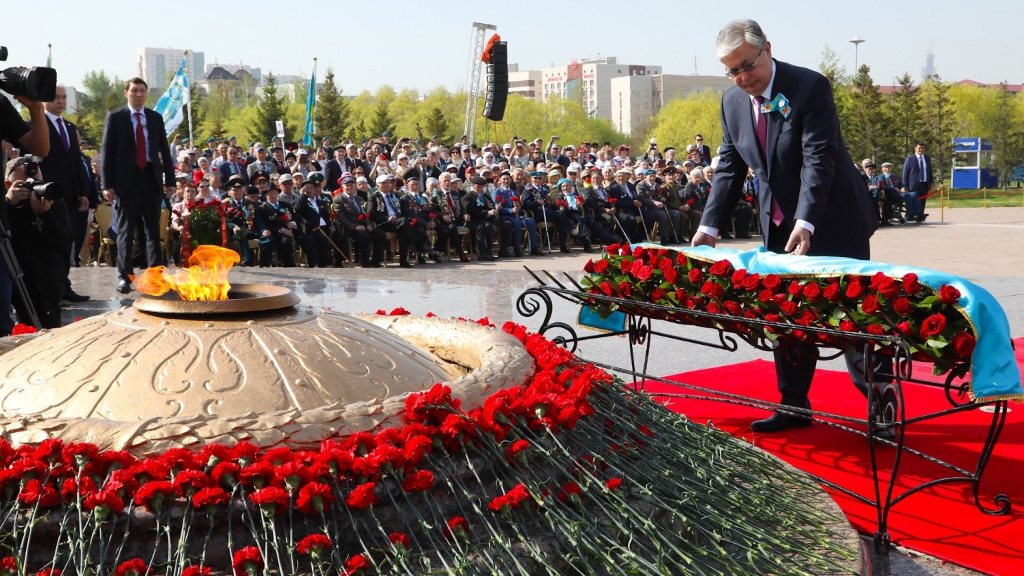 9 мая в казахстане. Возложение цветов к Вечному огню. Вечный огонь в Астане. День Победы в Казахстане. Цветы у вечного огня.