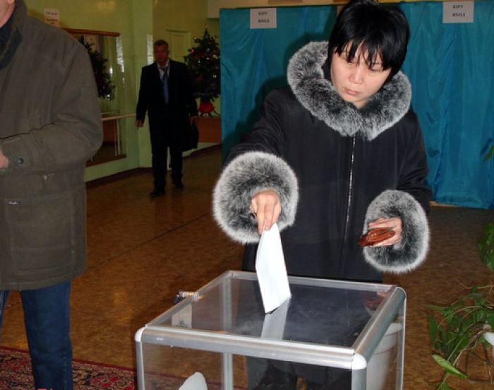 Назарбаев отказался от референдума в пользу досрочных выборов