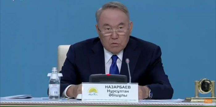 Назарбаев о двойственности власти: Есть один президент, и он главный 