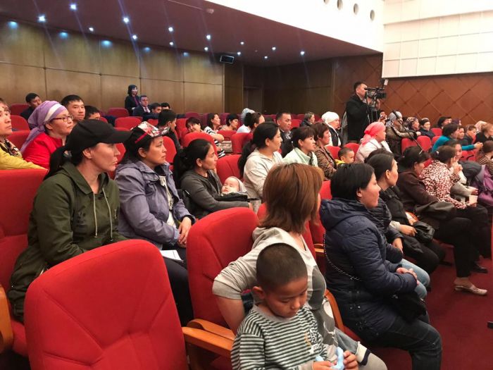 Бахыт Султанов встретился с многодетными матерями 