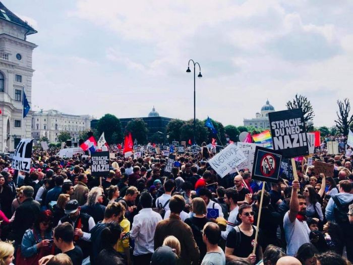 В Вене несколько тысяч демонстрантов потребовали провести новые выборы после скандальной отставки вице-канцлера