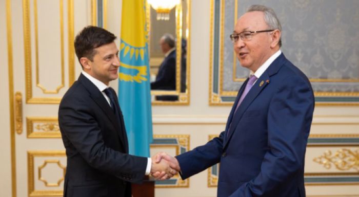 ​Зеленскому передали поздравления от казахстанцев