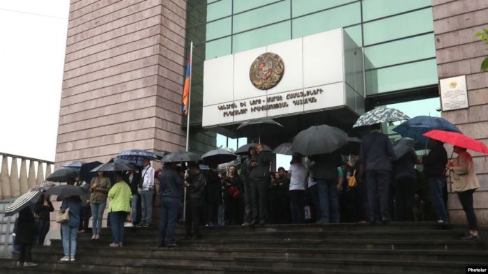 В Армении в связи с акцией по блокированию зданий судов пять материалов направлены на проверку