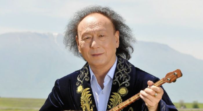 Солиста "Дос Мукасан" оштрафовали за инцидент в столичном аэропорту