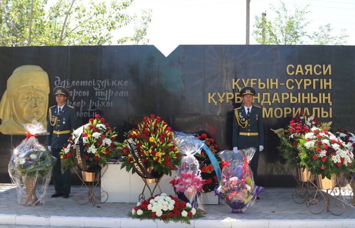 В Атырау почтили память жертв политических репрессий 