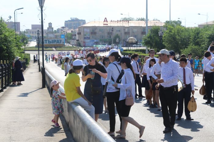 В Атырау около 20 детей получили тепловой удар на параде в честь дня их защиты