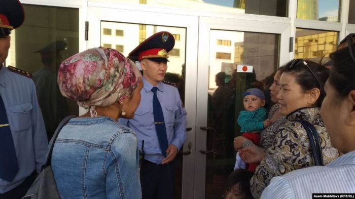 В Нур-Султане многодетные требуют встречи с высшим руководством страны
