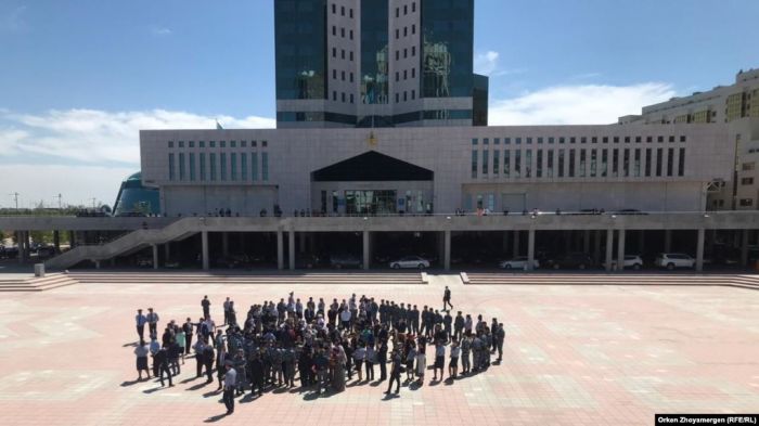 Требующих встречи с Токаевым в Нур-Султане взяла в окружение полиция