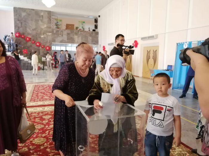 100-летняя Балзиба-апа, за ней акимы