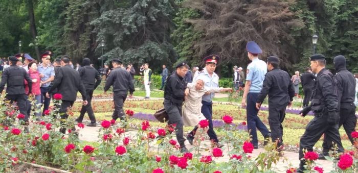 В Алматы на старой площади задержали более 100 человек, в их числе журналисты
