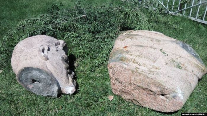 В Алматинской области снесли два памятника революционеру Михаилу Калинину