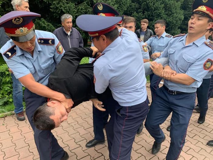 Около четырех тысяч человек задержали во время митингов в Казахстане – МВД 