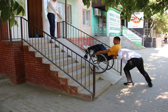 Носом в стену и подъёмник в паутине