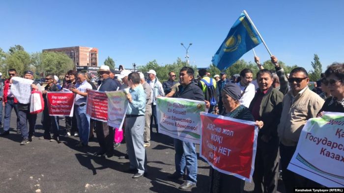 На разрешенном митинге в Нур-Султане озвучивают политические требования