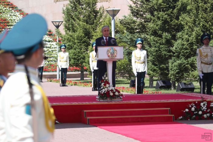 Токаев поднял главный флаг страны в Нур-Султане