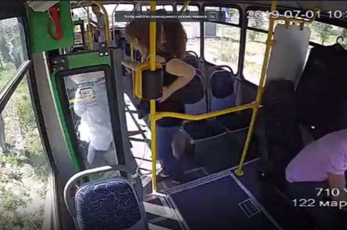 Женщина с ребенком попала под колеса автобуса в Алматы 
