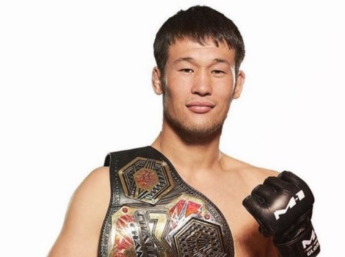 Первый в истории казахстанский боец официально подписал контракт с UFC 