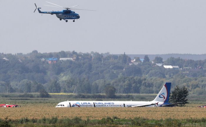 Пассажир полностью заснял полет севшего на поле A321