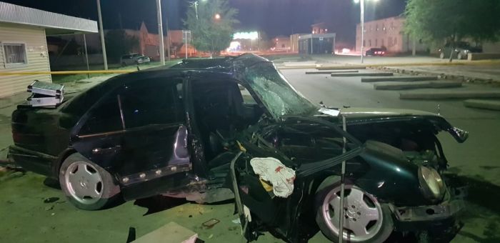 В Кульсары водитель Mercedes погиб, врезавшись в бетонное ограждение