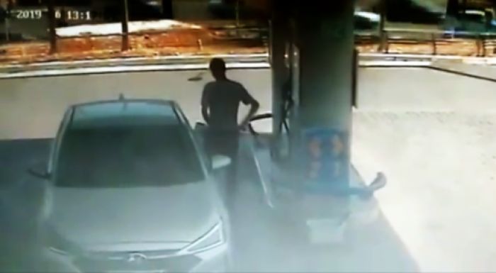 Видео с махинацией на заправке: бензин похитили у клиента "Гелиоса"