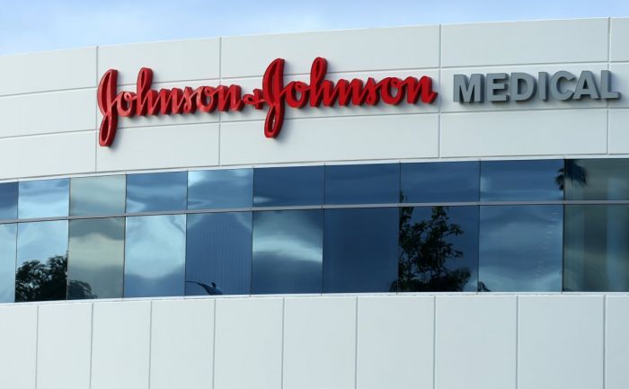 В США Johnson & Johnson обязали выплатить $572 млн по делу об опиоидах 