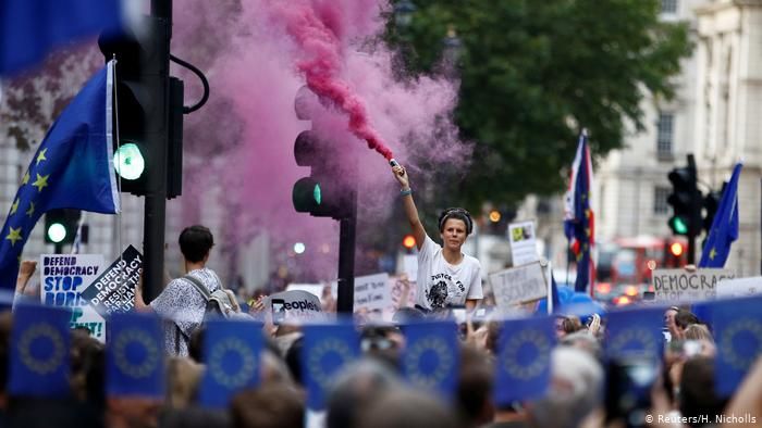 Более миллиона британцев выступили против приостановки работы парламента