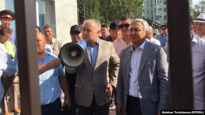 Кыргызских политиков Текебаева и Чотонова выпустили из тюрьмы