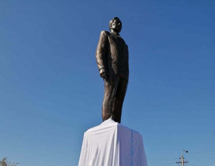 В Атырау открыли памятник известному нефтянику 