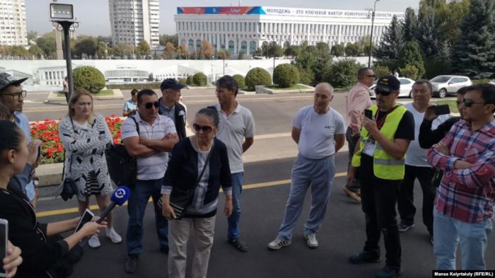 Десятки людей пришли к акимату Алматы, выражая поддержку жанаозенцам 