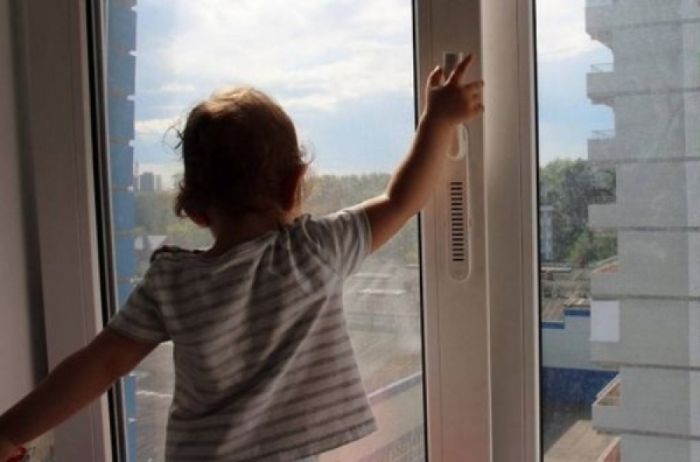 В Атырау двухлетний ребёнок выпал из окна 6-го этажа