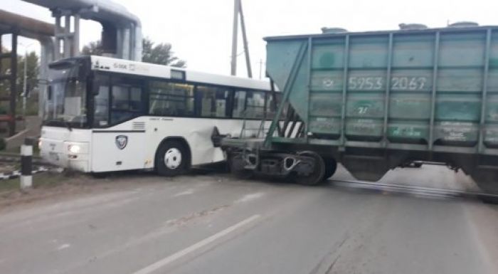 Автобус столкнулся с тепловозом в Нур-Султане 