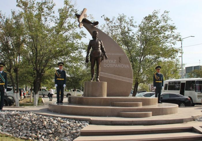 В аэропорту Атырау установлен памятник фронтовой лётчице Хиуаз Доспановой 