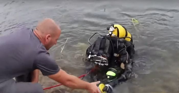 Водолазы нашли на дне Бухтарминского водохранилища трубу для сброса фекалий 