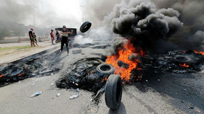 Премьер Ирака ввел в Багдаде комендантский час из-за протестов 