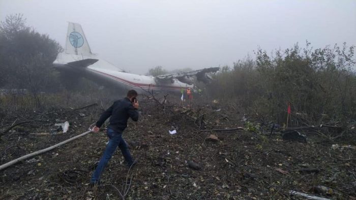 На Украине при аварийной посадке Ан-12 погибли четыре человека 