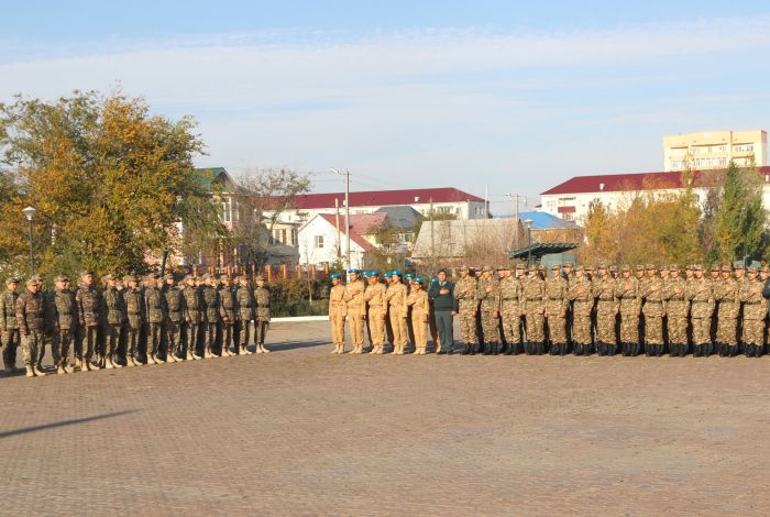 30 призывников в Атырау проводили на воинскую службу