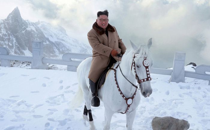 Ким Чен Ын на белом коне поднялся на священную гору Пэктусан 