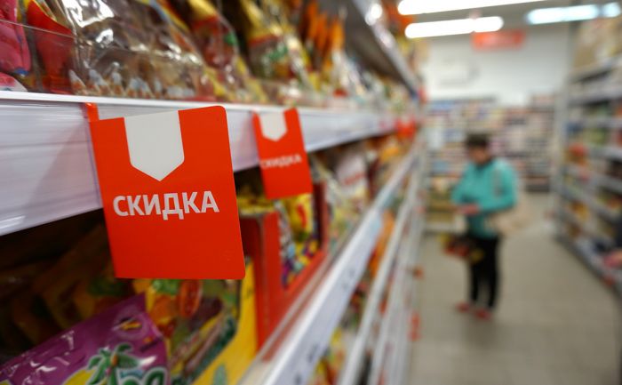 Половине российских семей денег хватает только на еду и одежду 
