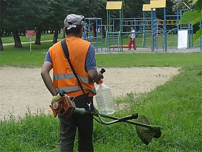 Скошенную траву несите к контейнерам