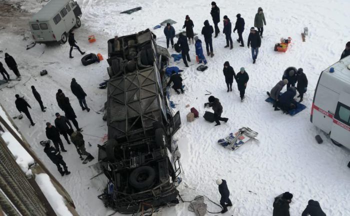 В Забайкалье пассажирский автобус рухнул с моста. Погибло 10 человек