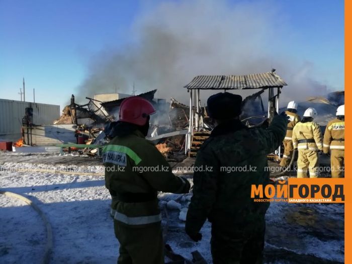 13 жилых вагончиков сгорели в вахтовом городке ЗКО