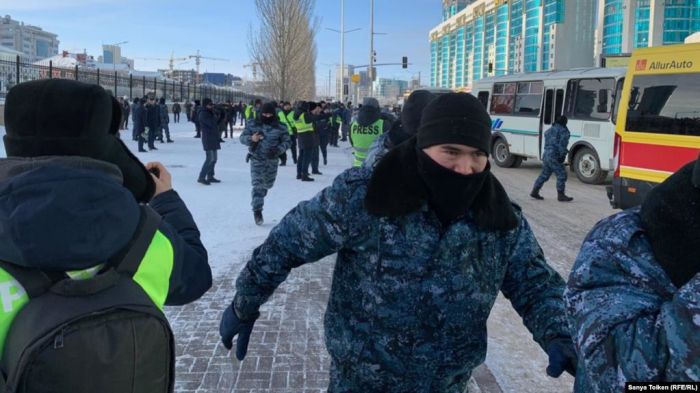 В Нур-Султане полиция разогнала шествие на подступах к Акорде