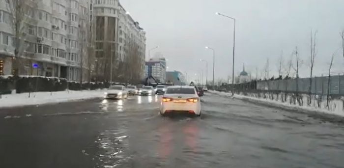 В Нур-Султане прорвало водопровод