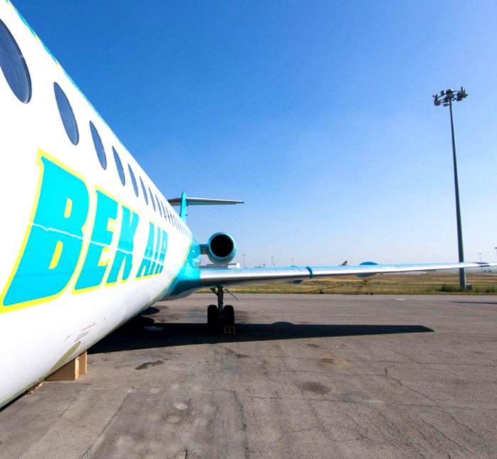 Казахстанцам рекомендовали не покупать билеты Bek Air 