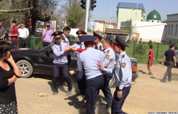 Задержаны десятки людей, захватившие землю близ Алматы
