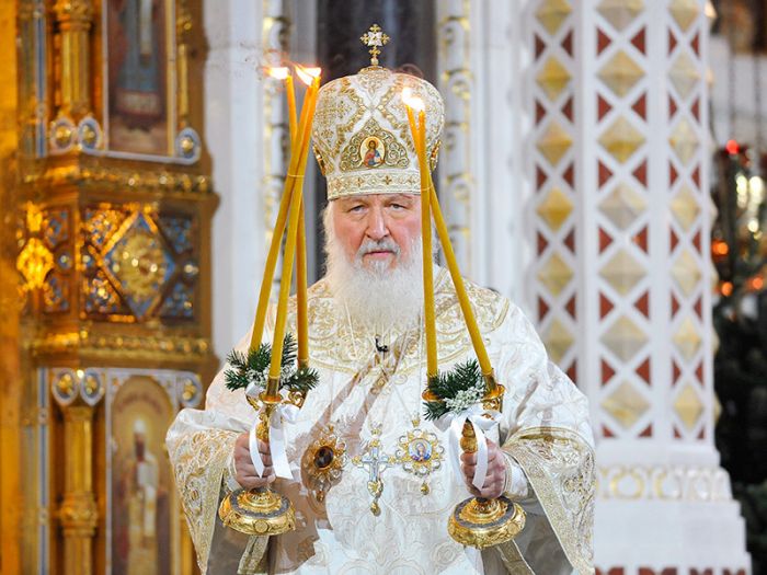 Патриарх Кирилл предложил вписать в Конституцию Бога. Шнуров подхватил: "Атеистов на костер!" 