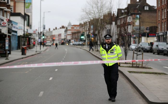 В Лондоне неизвестный напал с ножом на прохожих