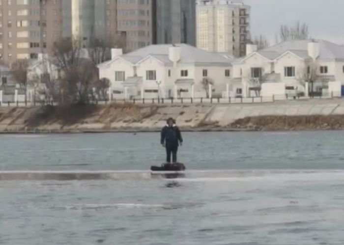 «Папанинец» поневоле. В Атырау рыбака унесло на льдине