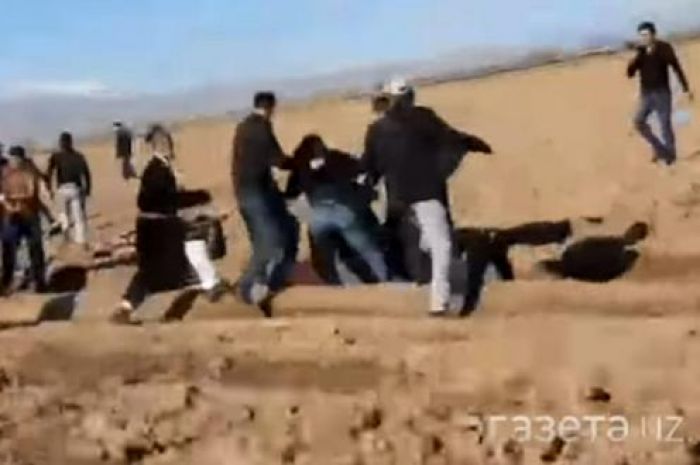 На юге Узбекистана сельчане с камнями и топорами напали на чиновников